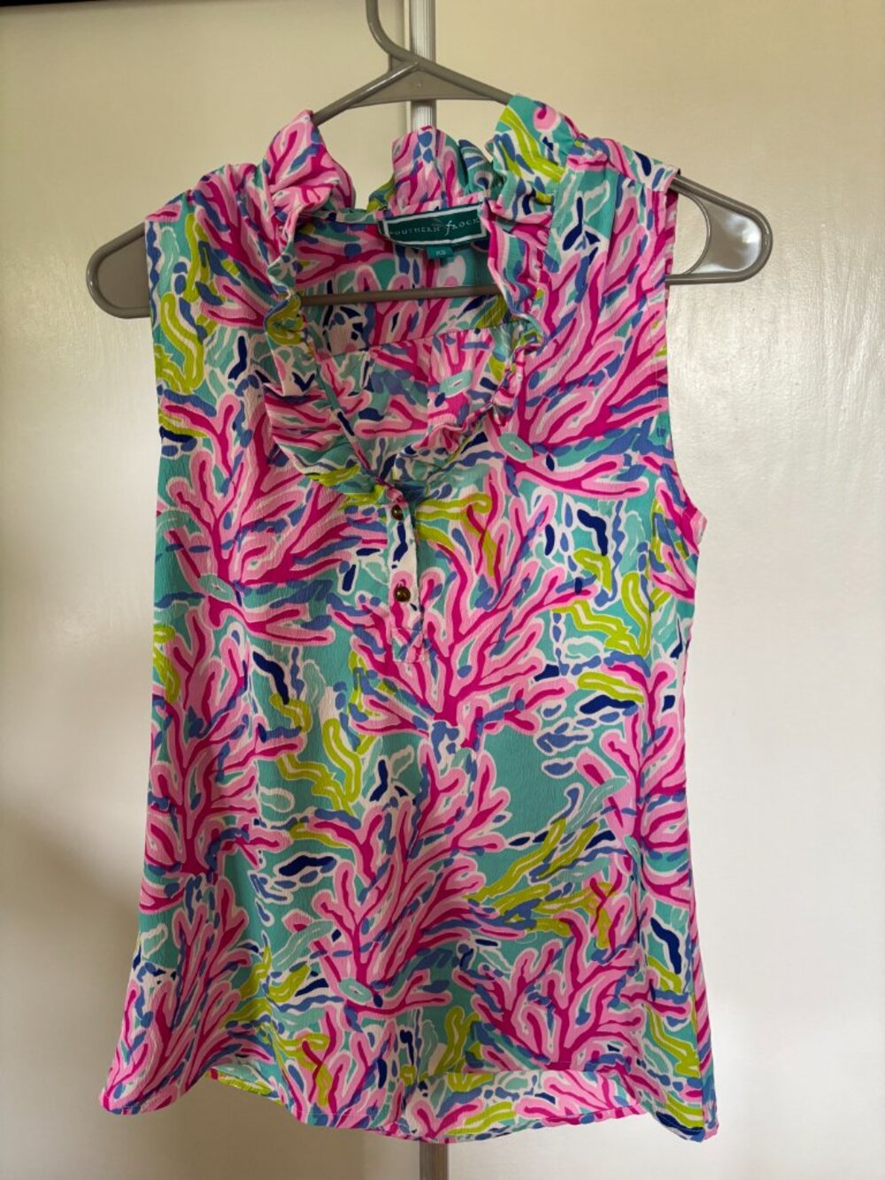 Southern Frock XSmall Womens Bold Floral Shirt Ruffled Neckline Sleeveless Pink